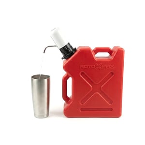 Puede incluir: Un contenedor de agua RotoPax rojo con una boquilla blanca y un vaso de acero inoxidable. El contenedor tiene un asa y el logotipo de RotoPax. El agua fluye de la boquilla al vaso.