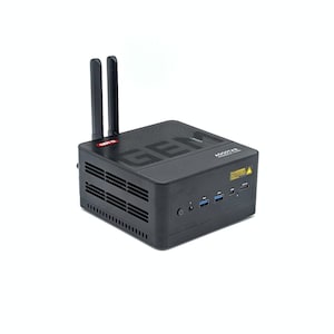 Peut inclure: Un mini PC noir doté de deux antennes verticales, d'un panneau supérieur avec le texte en relief GEM12, et d'une interface frontale avec bouton d'alimentation, prise audio, deux ports USB, un port USB-C et un lecteur de carte. Grilles latérales.