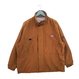 Chaqueta ligera Kirin Fire X Coleman, color marrón, cierre de cremallera, botones a presión, logotipo bordado, marca japonesa, ropa urbana.
