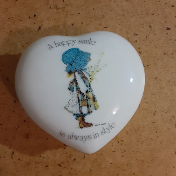 Vintage Holly Hobbie covered trinket dish, 1970s "A happy smile is always in style", porcelain china keepsake country bonnet girl