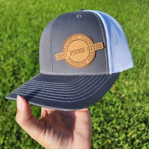 Zero Fucks Given | Vuxen/Tonåring | Anpassad Snapback-keps för vuxna | Personligt namn-keps | Platt näbb | Färger | Veganskt läder | Typsnitt | Trucker