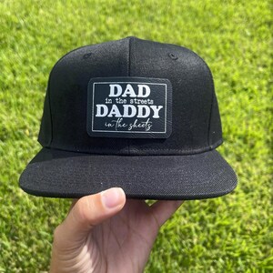 Papá en la calle, papá en las sábanas / Adulto / Adolescente / Gorra snapback para adulto / Regalos para él / Visera plana / Cuero vegano / Richardsons / Camionero
