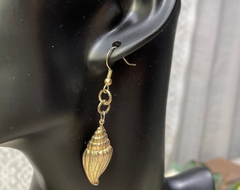 Vintage Gold Sea Shell Earrings, 70s Jewelry, Vintage Seashell Earrings, Vintage Gold Earrings, 1970s Earrings, Sea Shell Earrings.