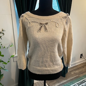 Vintage Medium White Sweater, Vintage White Sweater, Women’s Vintage Sweaters, Womens White Tops Medium, Womens Sweaters, Medium Sweaters.