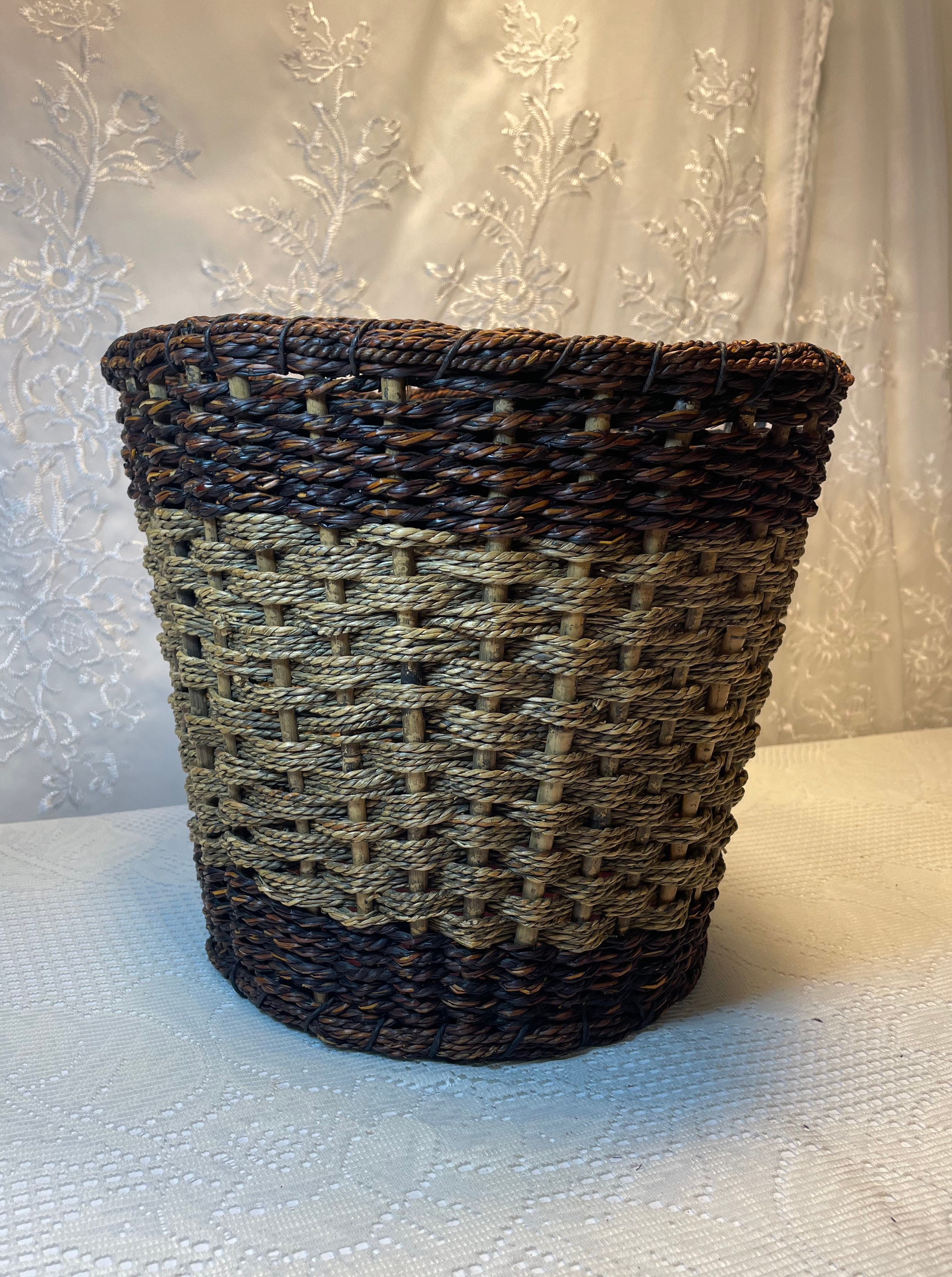 KOLWOVEN Wicker Trash Can with Lid in Bedroom, Bathroom - 3 Gallon Small  Trash Can in Office - Boho Woven Wicker Waste Basket - Office Garbage Cans  for Under Desk with Plastic Insert