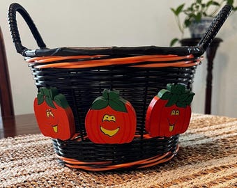 Vintage Halloween Candy Basket, Halloween Baskets, Halloween Decor, Trick Or Treat, Trick Or Treating, Halloween, Vintage Halloween Decor.