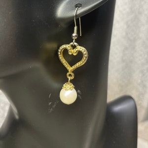 Vintage Gold And Pearl Heart Dangle Earrings, Vintage Heart Earrings, Gold Heart Earrings, Vintage Valentine’s Day Earrings, Earrings.