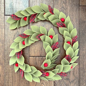 Green and Plaid Felt Leaf Garland with Red Felt Berries/Plaid Holiday Decor/Christmas Mantel Decor/Christmas Centerpiece/Christmas Decor