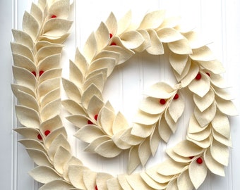 Cream Felt Leaf Garland with Red Felt Berries/Felt Christmas Garland/Christmas Mantel Decor/Christmas Tree Garland/Winter Decor