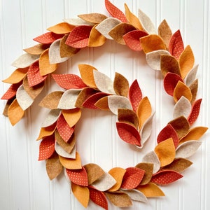 Guirnalda de hojas de fieltro de otoño con lunares dorados / Guirnalda de bellotas de fieltro para otoño / Decoración del hogar para otoño / Centro de mesa de Acción de Gracias / Decoración de Acción de Gracias