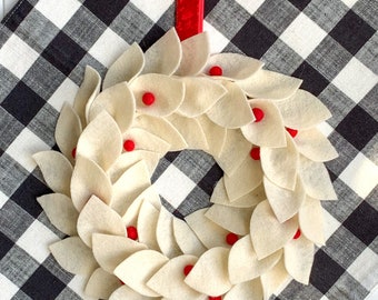 White Mini Magnolia Felt Leaf Wreath with Red Felt Berries/Felt Kitchen Cabinet Door Wreath/Holiday Chair Back Wreath/Farmhouse Christmas