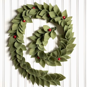 Magnolia Leaf Garland, Felt Magnolia Garland, Christmas Garland, Holiday Garland for Mantle, Holly Berry Garland, Christmas Mantle Decor