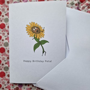 Tarjeta de cumpleaños con pétalos o flores. Tarjeta de cumpleaños con girasol. Tarjeta para ella/él. Tarjeta hecha a mano. Envío gratuito. Interior en blanco. Tarjeta A6.