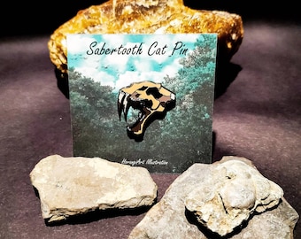 Pin de esmalte de Smilodon / Pin de solapa de gato dientes de sable / Insignia de animal prehistórico