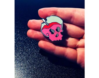 Pin de esmalte de calavera de sable que brilla en la oscuridad / Insignia plateada