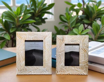 Bilderrahmen-Set aus Holz, handgefertigt 5x7 & 4 x 6 Zoll mit abstrakter Schnitzerei, weiße Konturlinie Kunst Minimalistisches, vom Ozean inspiriertes Artisan-Dekor