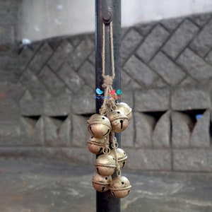 Decorazione per porta d'ingresso di appartamento con campanellini, mazzo di campanelli, ghirlanda natalizia, caminetto, decorazione per veranda, ghirlanda di campane rustiche