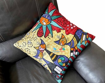 Peut inclure: Un coussin brodé coloré avec un motif fantaisiste de trois chats et un soleil dans un schéma de couleurs jaune, rouge, bleu, vert et noir.