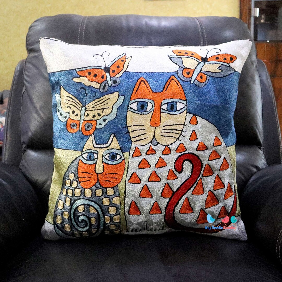 オレンジ色の猫柄クッションカバー、猫好きへのギフト、手刺繍シルク