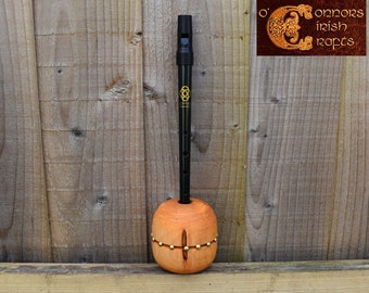 Irish Celtic Wooden Tin Penny Whistle Holder & Clarke Celtic Tin Whistle en clé de ré