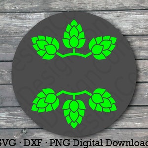 以下が含まれることがあります： 円形のグレーの円に、緑色のホップが円形にデザインされています。画像の下部に「SVG - DXF - PNG デジタルダウンロード」というテキストがあります。