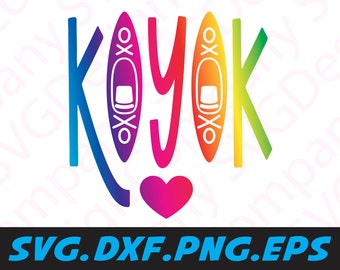 Può includere: Un design grafico dai colori dell'arcobaleno con la parola "KAYAK" in un font stilizzato. Due kayak sono raffigurati nel design, e un cuore rosa si trova sotto la parola.