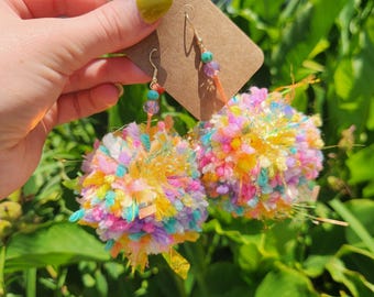 Boucles d'oreilles à pompons, Boucles d'oreilles pendantes audacieuses, Boucles d'oreilles légères, Bijoux de festival, Bijoux fantaisie, Pompons arc-en-ciel, Cadeau pour la fête des Mères