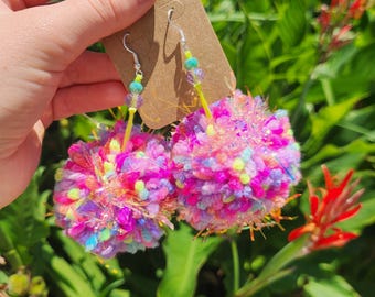 Boucles d'oreilles à pompons, Boucles d'oreilles pendantes audacieuses, Boucles d'oreilles légères, Bijoux de festival, Bijoux fantaisie, Pompons arc-en-ciel, Cadeau pour la fête des Mères