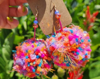 Boucles d'oreilles à pompons, Boucles d'oreilles pendantes audacieuses, Boucles d'oreilles légères, Bijoux de festival, Bijoux fantaisie, Pompons arc-en-ciel, Cadeau pour la fête des Mères