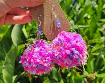 Boucles d'oreilles à pompons, Boucles d'oreilles pendantes audacieuses, Boucles d'oreilles légères, Bijoux de festival, Bijoux fantaisie, Pompons arc-en-ciel, Cadeau pour la fête des Mères