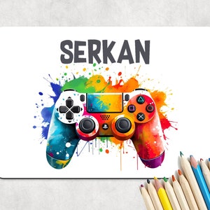 Könnte beinhalten: Ein farbenfrohes, abstraktes Aquarelldesign eines Videospielcontrollers mit dem Namen "SERKAN" darüber gedruckt.