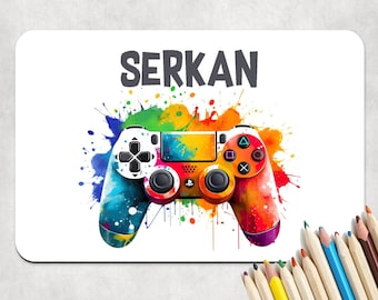 Große SCHREIBTISCHUNTERLAGE "Controller" - personalisiert mit Name aus abwaschbaren Kunststoff mit rutschfestem Rücken / Geschenk Gamer