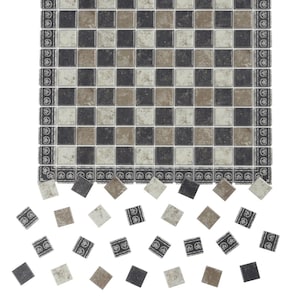 Op de afbeelding: Een vierkant schaakbord met een dambordpatroon in zwart, beige en gebroken wit. De rand heeft een zich herhalend decoratief ontwerp. Individuele schaakstukken zijn eronder verspreid.