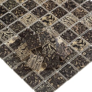 Peut inclure: Tuiles de mosaïque noires et blanches avec un motif inspiré de la nature représentant des oiseaux, des arbres et des fleurs. Les tuiles sont disposées en un motif carré.