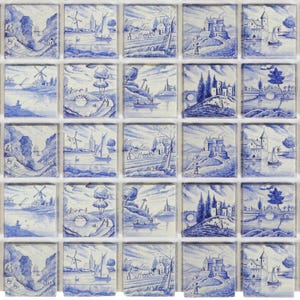 Puede incluir: Colección de veinticinco azulejos de cerámica azules y blancos. Cada azulejo presenta una escena de paisaje diferente con molinos de viento, veleros, puentes y castillos. La obra de arte recuerda a la cerámica de Delft tradicional.