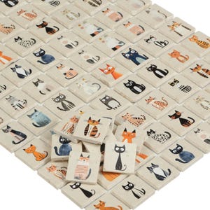 Puede incluir: Un conjunto de pequeñas baldosas cuadradas con diversas ilustraciones de gatos. Los gatos están representados en diferentes colores y patrones, incluyendo naranja, negro y blanco. Las baldosas están dispuestas en un patrón de cuadrícula, creando un mosaico decorativo.