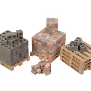 Könnte beinhalten: Drei Holzpaletten mit Stapeln aus Beton- und Ziegelblöcken. Die Paletten sind aus unbehandeltem Holz und haben eine natürliche Farbe. Die Blöcke sind grau, rot und braun.