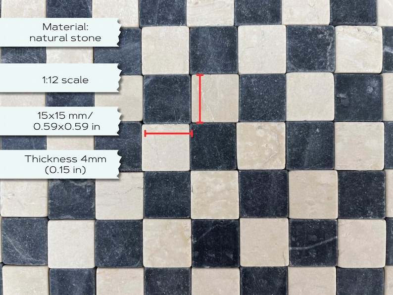 Może przedstawiać: Mozaika z płytek z naturalnego kamienia ułożonych w szachownicę. Każda płytka ma wymiary 15 mm x 15 mm i grubość 4 mm. Płytki są ułożone w czarno-biały wz&oacute;r szachownicy.
