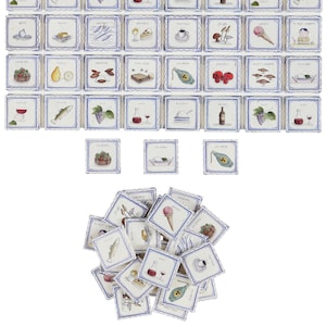 Può includere: Una collezione di piastrelle quadrate in ceramica con illustrazioni dipinte a mano di cibi e bevande. Ogni piastrella ha uno sfondo bianco con un bordo blu. Le immagini includono gelato, vino, pesce e altri elementi culinari.