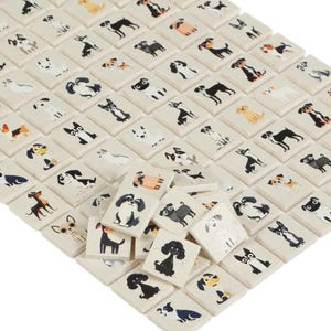 Könnte beinhalten: Eine Ansammlung kleiner, quadratischer Fliesen mit verschiedenen Hundeillustrationen in Schwarz, Weiß und Beige. Die Hunde werden in verschiedenen Posen und Rassen dargestellt, wodurch ein verspieltes Muster entsteht. Die Fliesen sind diagonal angeordnet.