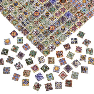 Könnte beinhalten: Eine Sammlung von bunten, gemusterten Keramikfliesen in verschiedenen Designs. Die Fliesen sind klein und quadratisch, mit aufwendigen floralen und geometrischen Motiven. Die Fliesen sind in einem zufälligen Muster angeordnet, wodurch ein optisch ansprechendes und vielseitiges Design entsteht.