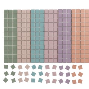 Puede incluir: Una colección de pequeñas baldosas cuadradas en varios colores pastel, incluyendo verde, rosa, turquesa, morado y melocotón. Las baldosas están dispuestas en columnas verticales y dispersas en la parte inferior, adecuadas para proyectos de mosaicos o decorativos.