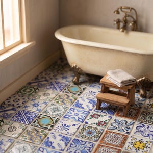 Puede incluir: Una escena de baño en miniatura con una bañera con patas y grifo de latón, sobre un suelo cubierto de azulejos de cerámica con diversos patrones en azul, blanco, verde y naranja. Un pequeño taburete de madera sostiene una toalla blanca.