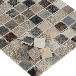 Puede incluir: Primer plano de una hoja de mosaico con una variedad de baldosas en forma de diamante. Las baldosas presentan una mezcla de colores neutros, incluyendo beige, gris y marrón, con patrones florales y geométricos en relieve.