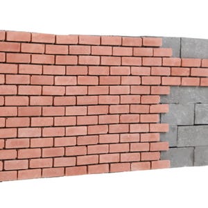 Puede incluir: Una sección de muro de ladrillo de color rojo-naranja, parcialmente construida. Los ladrillos rectangulares están dispuestos en un patrón escalonado. Adyacente, bloques de piedra gris revelan la construcción en capas del muro.