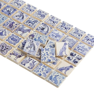 Puede incluir: Una colección de azulejos de cerámica azul y blanco con varios diseños de animales y flores. Los azulejos están dispuestos en una cuadrícula y presentan imágenes de caballos, cebras, gatos, perros, mariposas y flores.