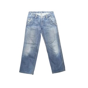 Può includere: Jeans di denim blu chiaro con un lavaggio sbiadito. I jeans hanno un classico design a cinque tasche, una chiusura con bottone e cerniera e dettagli unici sulle tasche. I jeans hanno una vestibilità rilassata e sembrano mai indossati.