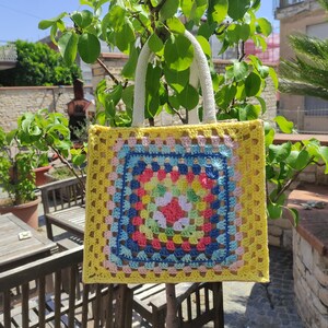 Kleine handgefertigte Häkeltasche aus biologisch abbaubarer Jute und veganer Blumenbaumwolle