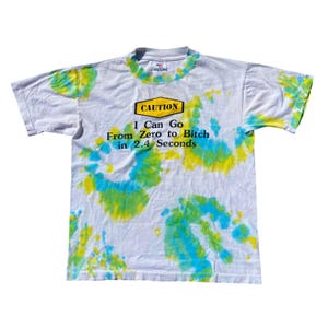 Pode incluir: Uma placa de madeira artesanal com o texto "Welcome to our home" em estilo manuscrito. A placa é pintada de branco com um acabamento desgastado e uma borda marrom escura. Projetada para uso interno ou externo.