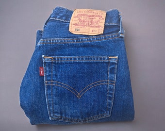 Vintage 00S Blue Jeans Levis 501 mittlere Waschung, hergestellt in Spanien aus dem Jahr 2001, Größe W.28l.34 gekürzt